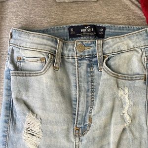 Size 1s Hollister jeans, like new.